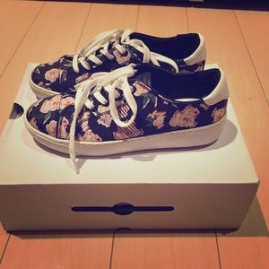 aldo sneaker  like new . only try on . size 7.5